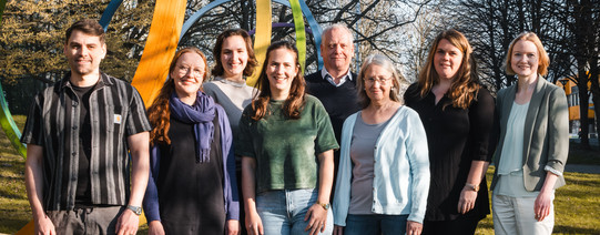 Zu sehen ist das Team des Fachgebiets für Lernen und Lernschwierigkeiten (v. l. n. r.): Jesper Nordmann, Verena Butschkau, Sarah Schuchardt, Marcia Klinger, Dr. Thomas Breucker, Sigrid Weiss, Dr. Jennifer Igler, Prof. Dr. Janin Brandenburg