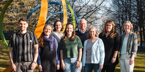 Zu sehen ist das Team des Fachgebiets für Lernen und Lernschwierigkeiten (v. l. n. r.): Jesper Nordmann, Verena Butschkau, Sarah Schuchardt, Marcia Klinger, Dr. Thomas Breucker, Sigrid Weiss, Dr. Jennifer Igler, Prof. Dr. Janin Brandenburg