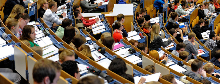 Studierende sitzen im Audimax.